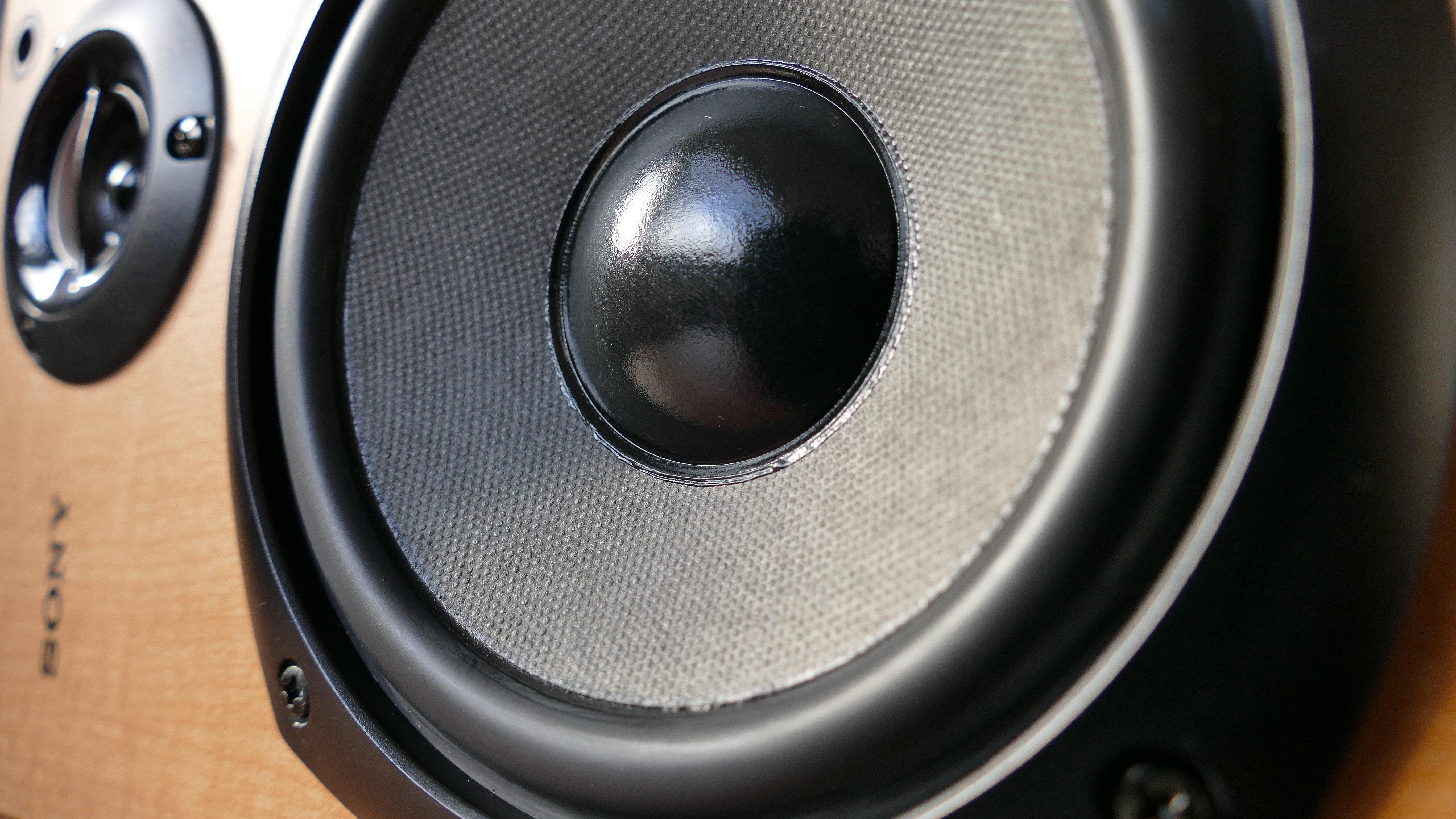 What is the difference between 1 way and 2 way speakers? 