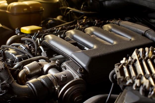 Where is the main relay located in a 2000 Honda Accord? 