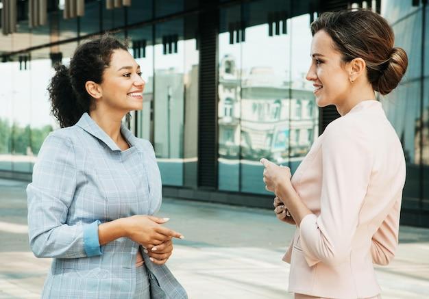 What is a casual communicative style? 