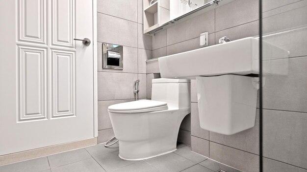 What is a 6 piece bathroom? 