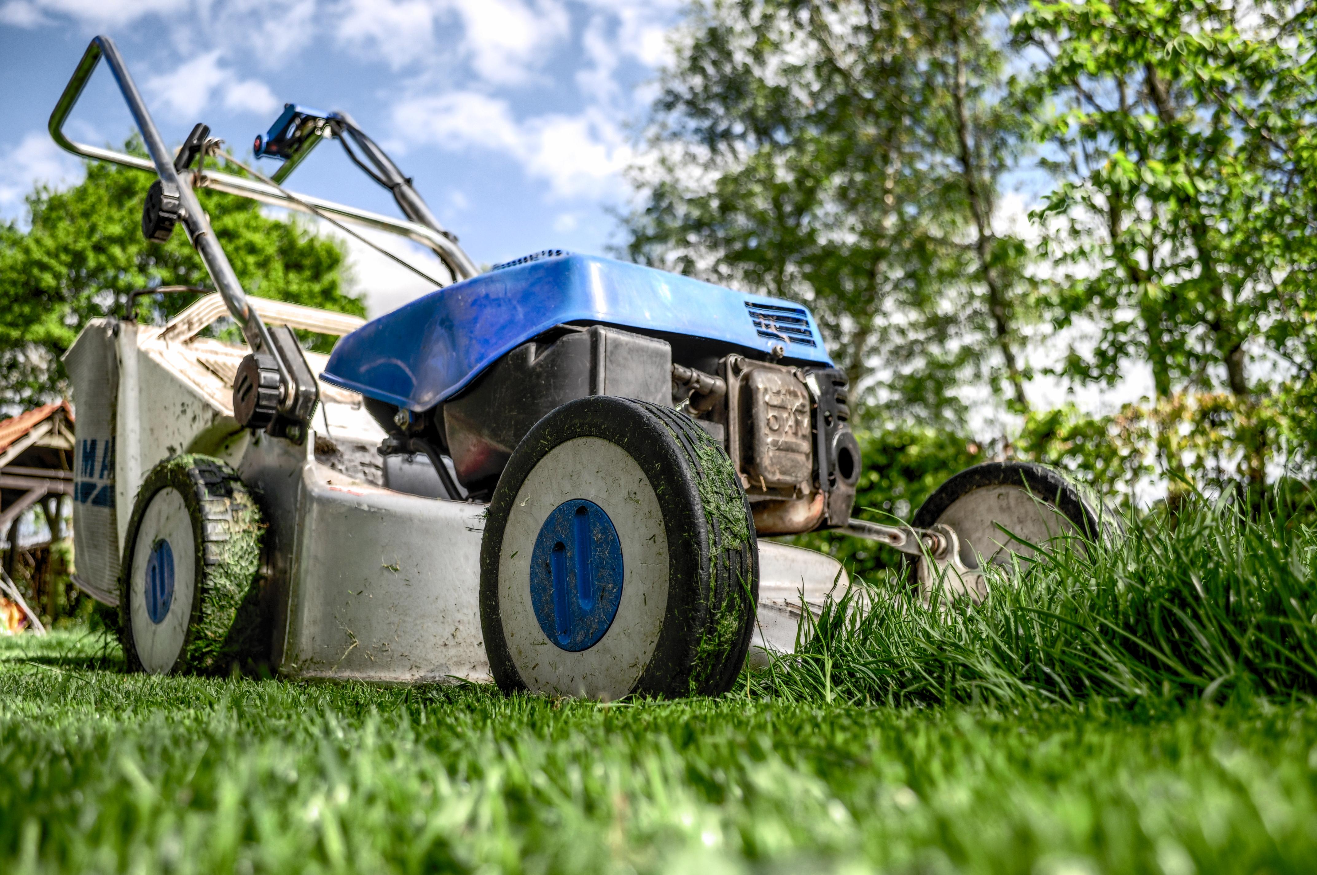 Are John Deere mowers made by MTD? 