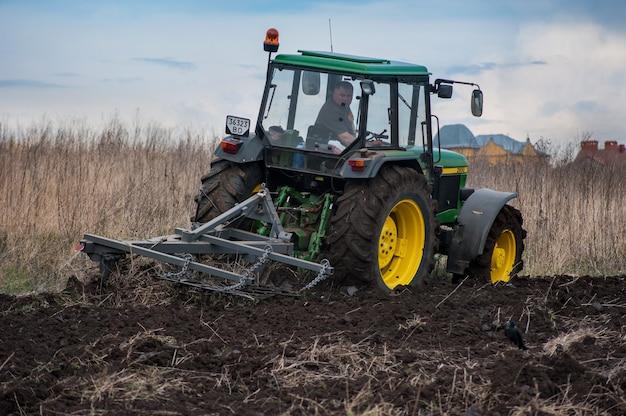 What John Deere tractors are made by MTD? 