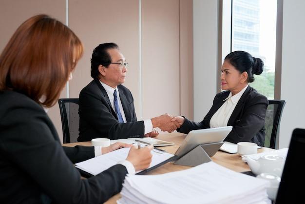 Are minutes of a meeting confidential? 