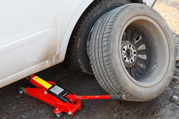 How do you make a hydraulic jack go down? 