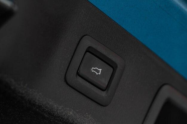 Does the Ford Taurus back seat fold down? 