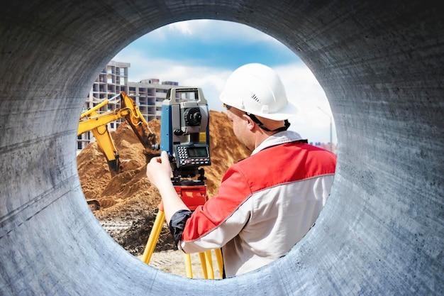 Who do building surveyors interact with? 