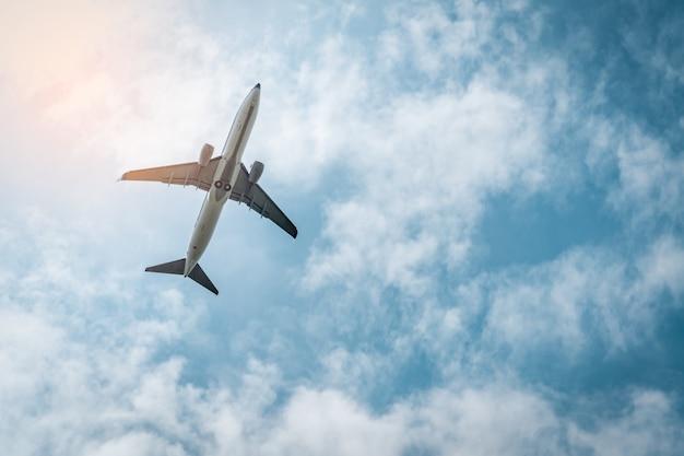 Can flight stay in air without moving? 