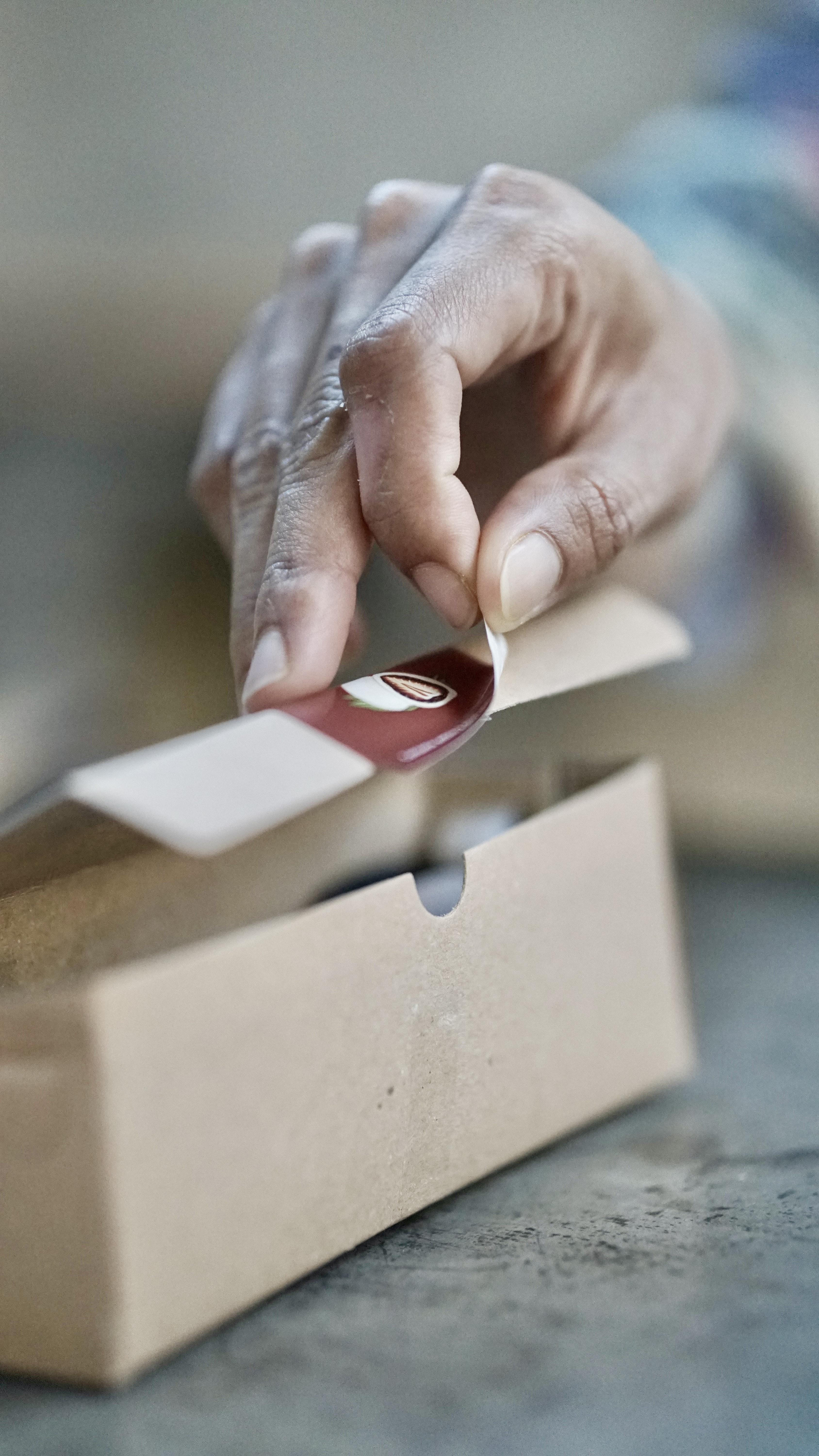 Can I handwrite a shipping label? 