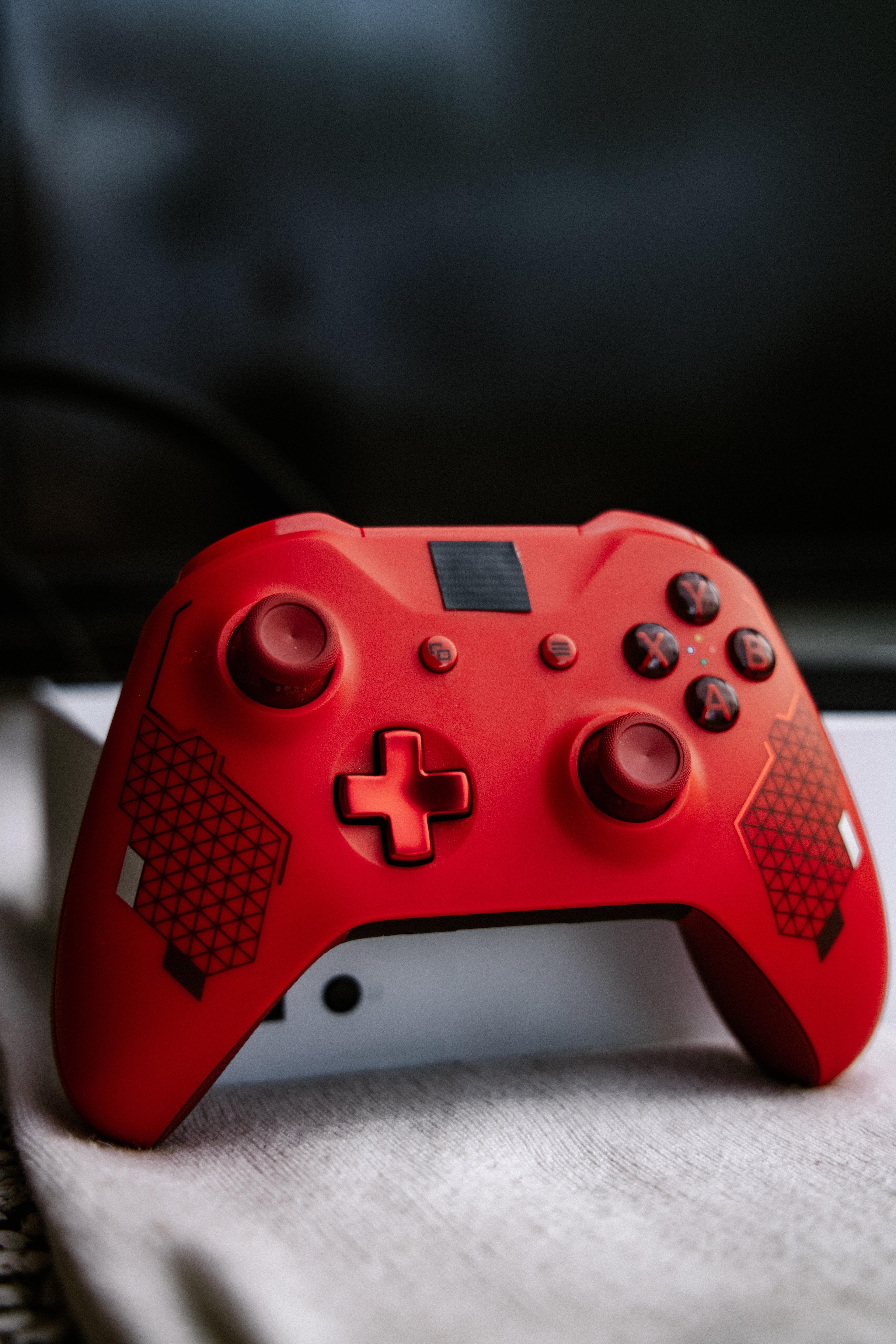 Can I turn off Xbox One while downloading a game? 