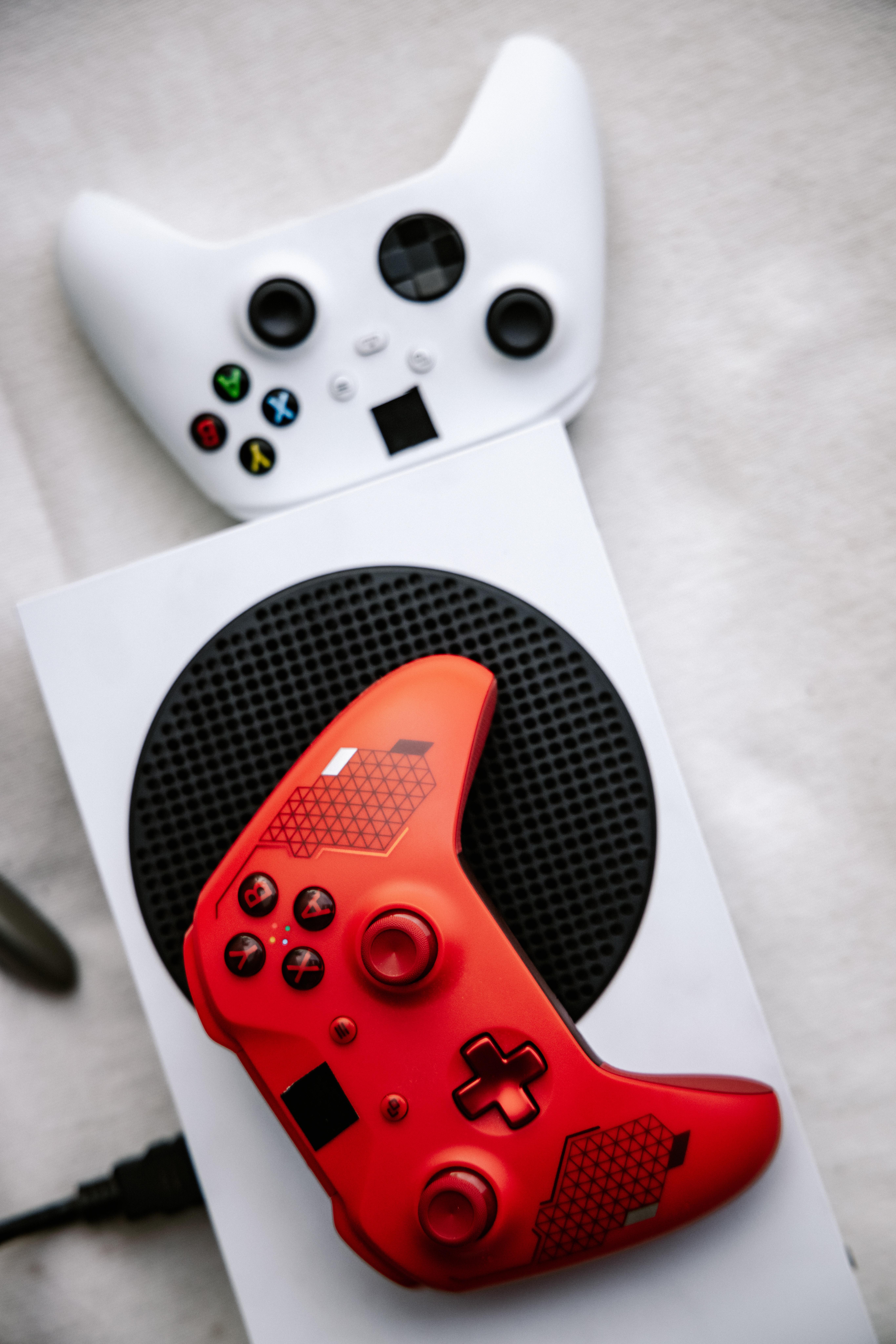 Can I turn off Xbox One while downloading a game? 