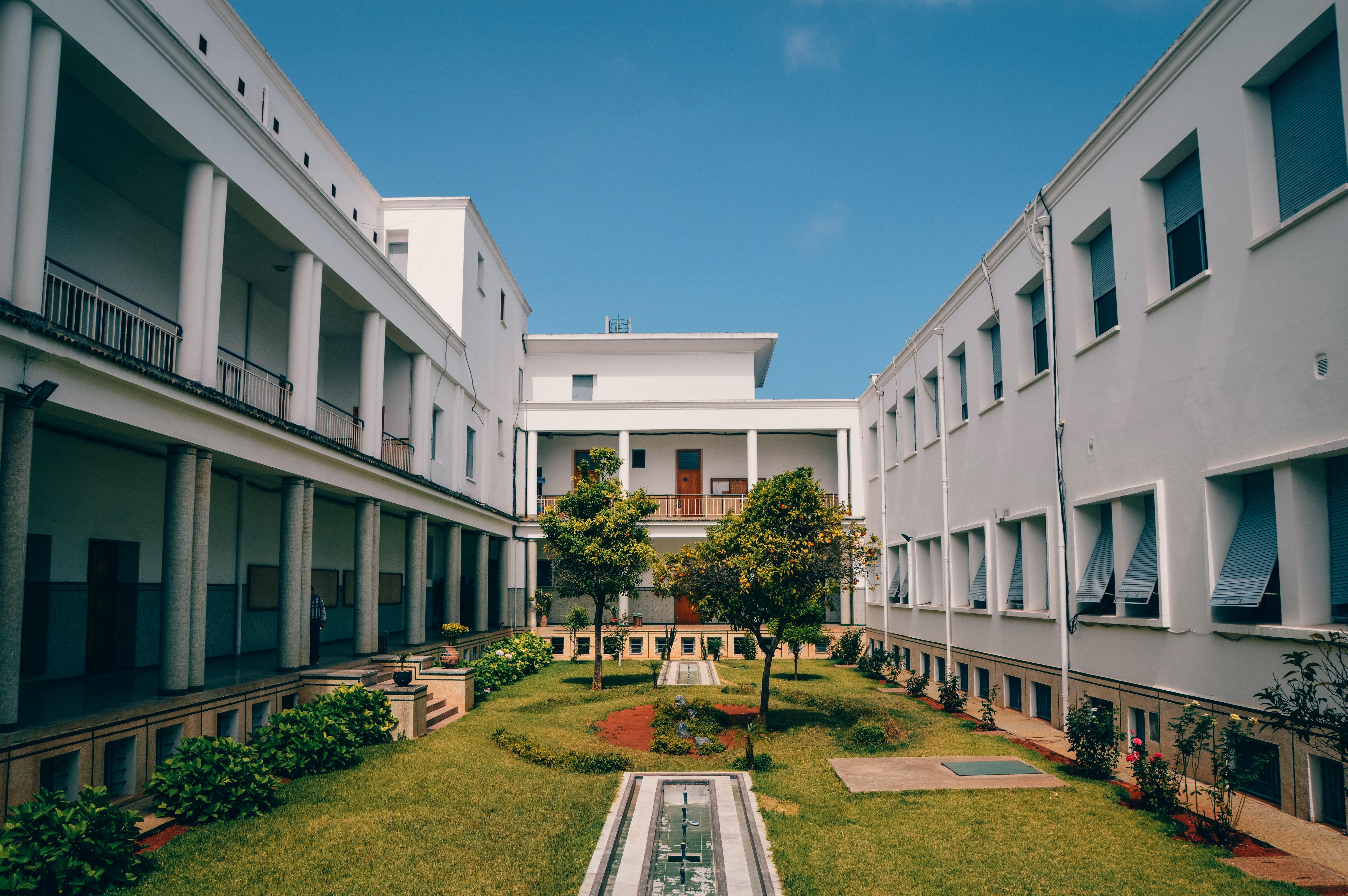 Can you build a school in Sims 4? 