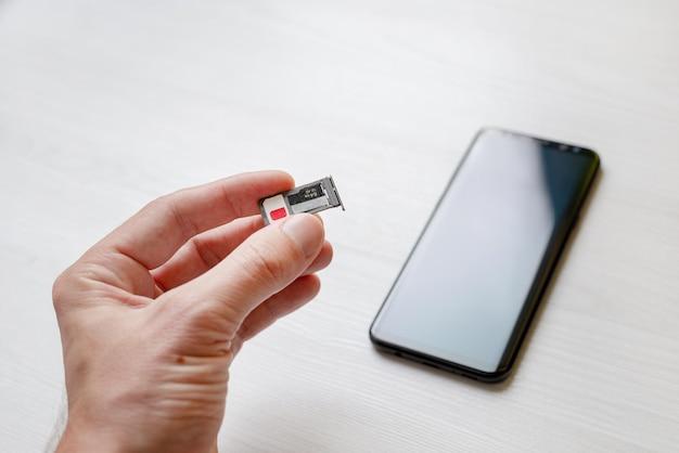Can you put a micro SD card in an iPhone 4s? 