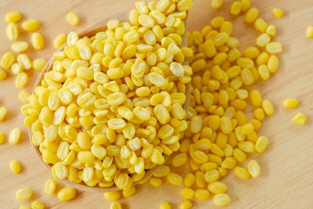 Can you substitute whole mung beans for split? 