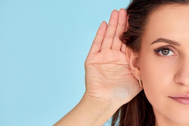 What celebrities are deaf in one ear? 