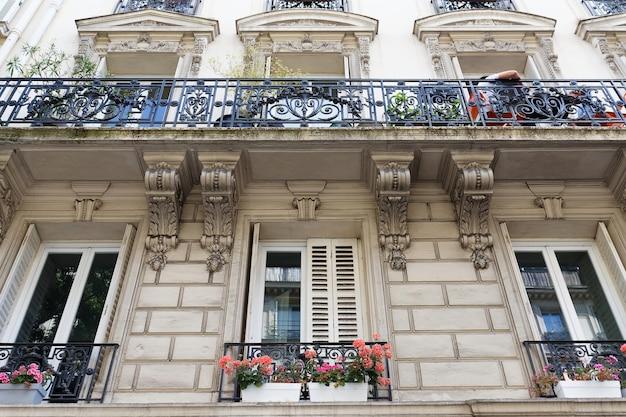 What is the difference between conventional and traditional? 