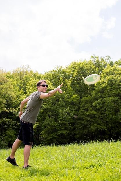 What are 4 different ways to throw a Frisbee called? 