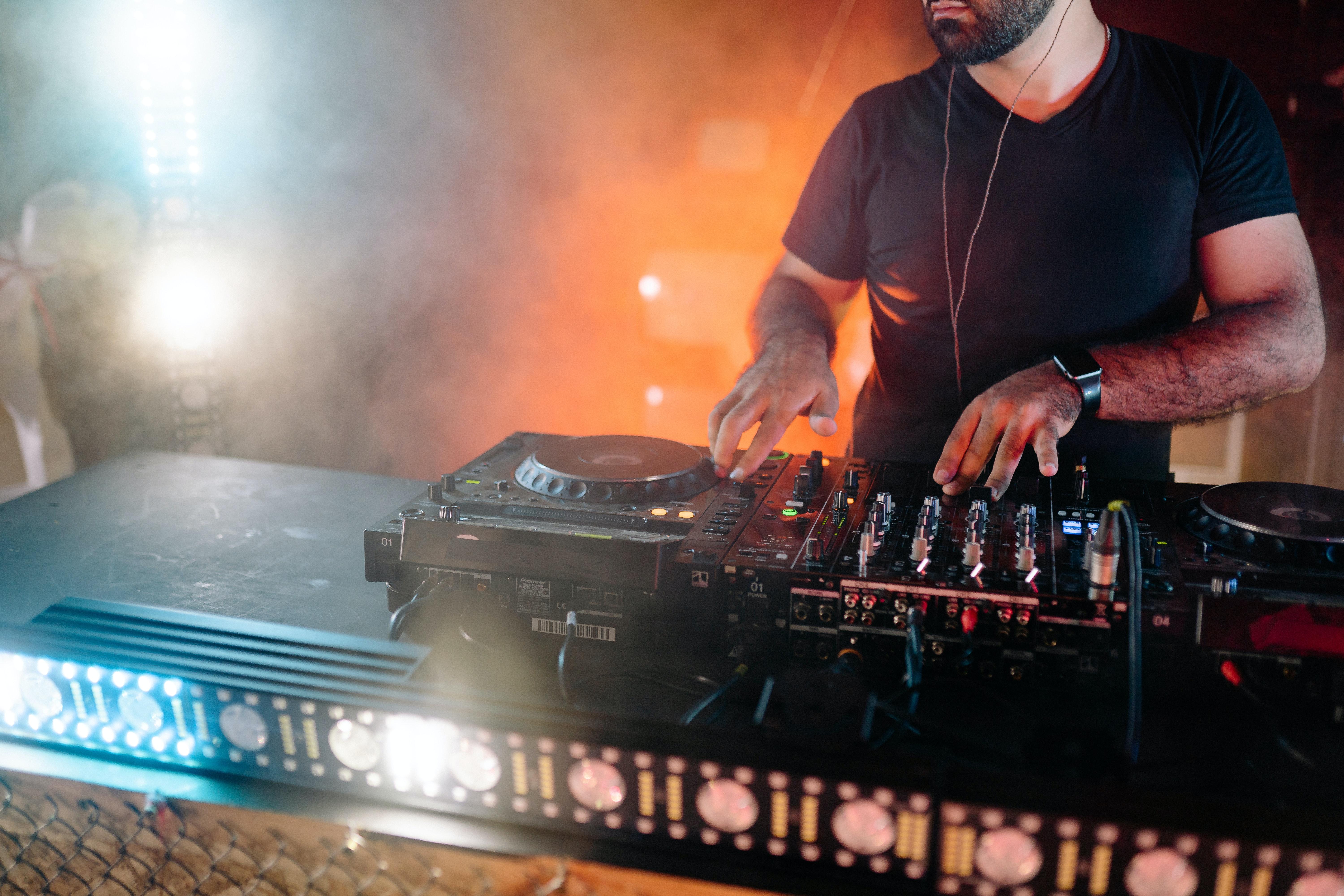 Does DJ Hero have multiplayer? 