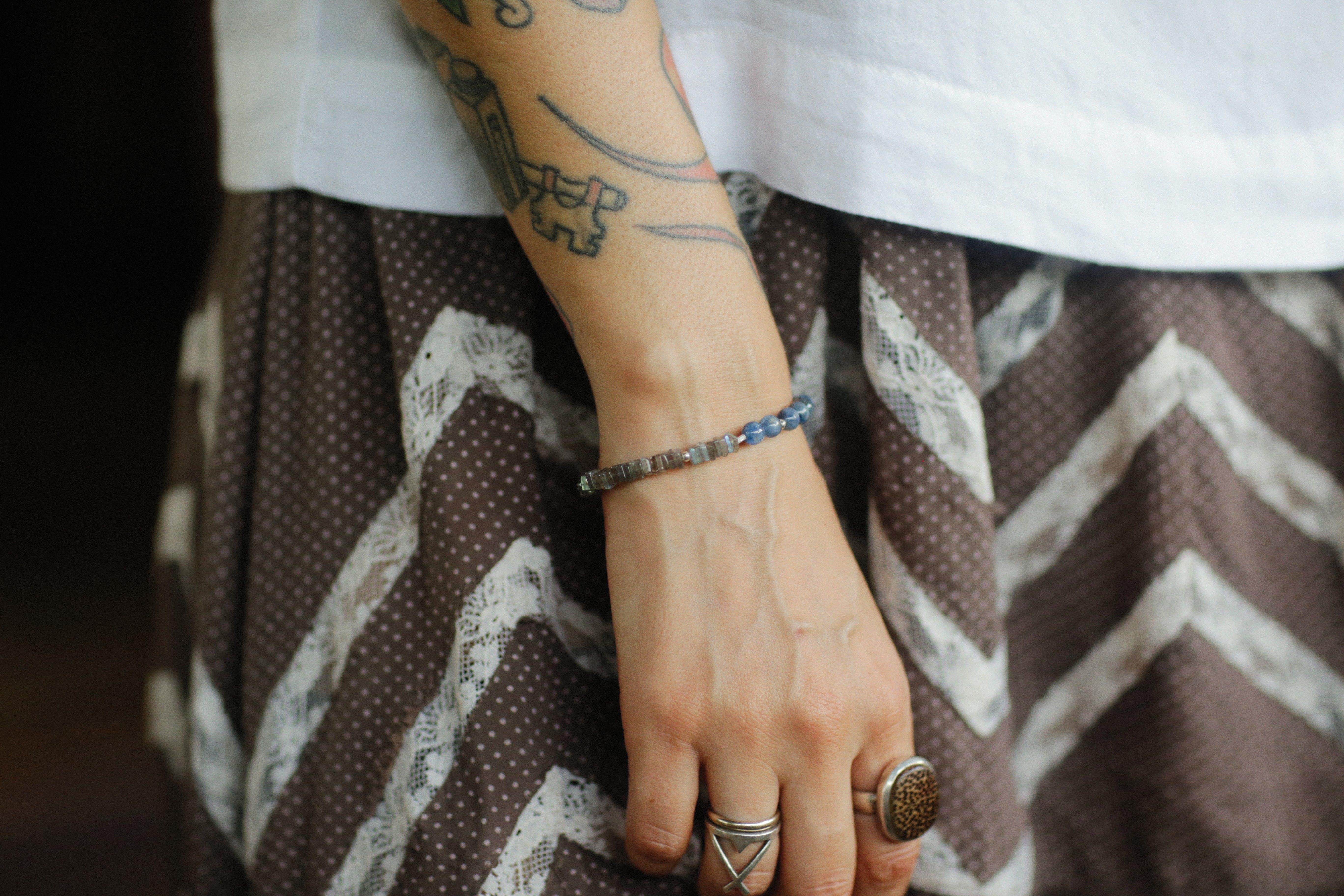Do Alex and Ani bracelets come in a box? 