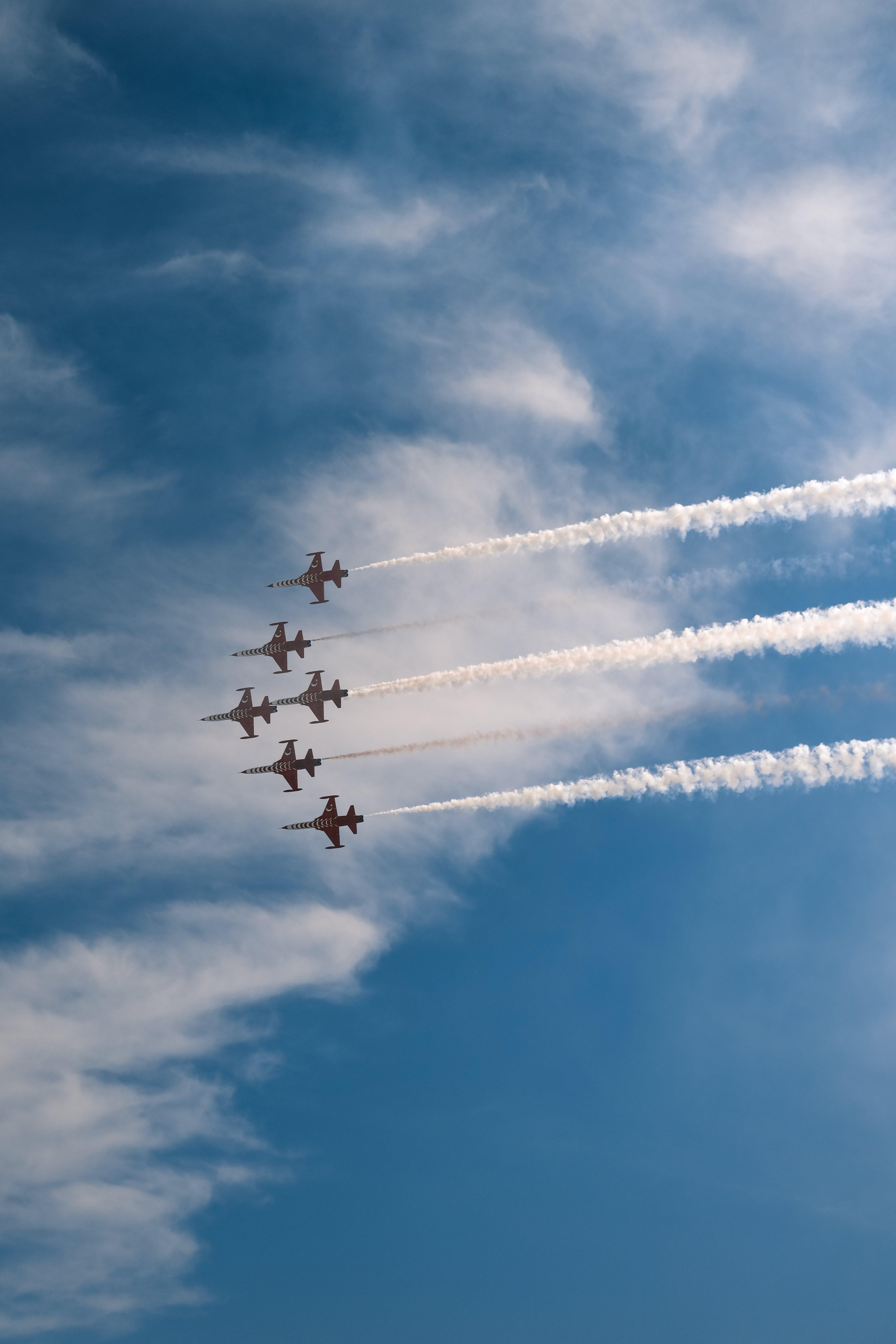 Do fighter jets leave contrails? 