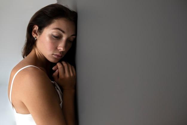 Do I have to lay down after using Monistat? 