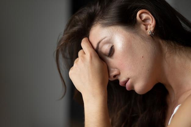Do I have to lay down after using Monistat? 