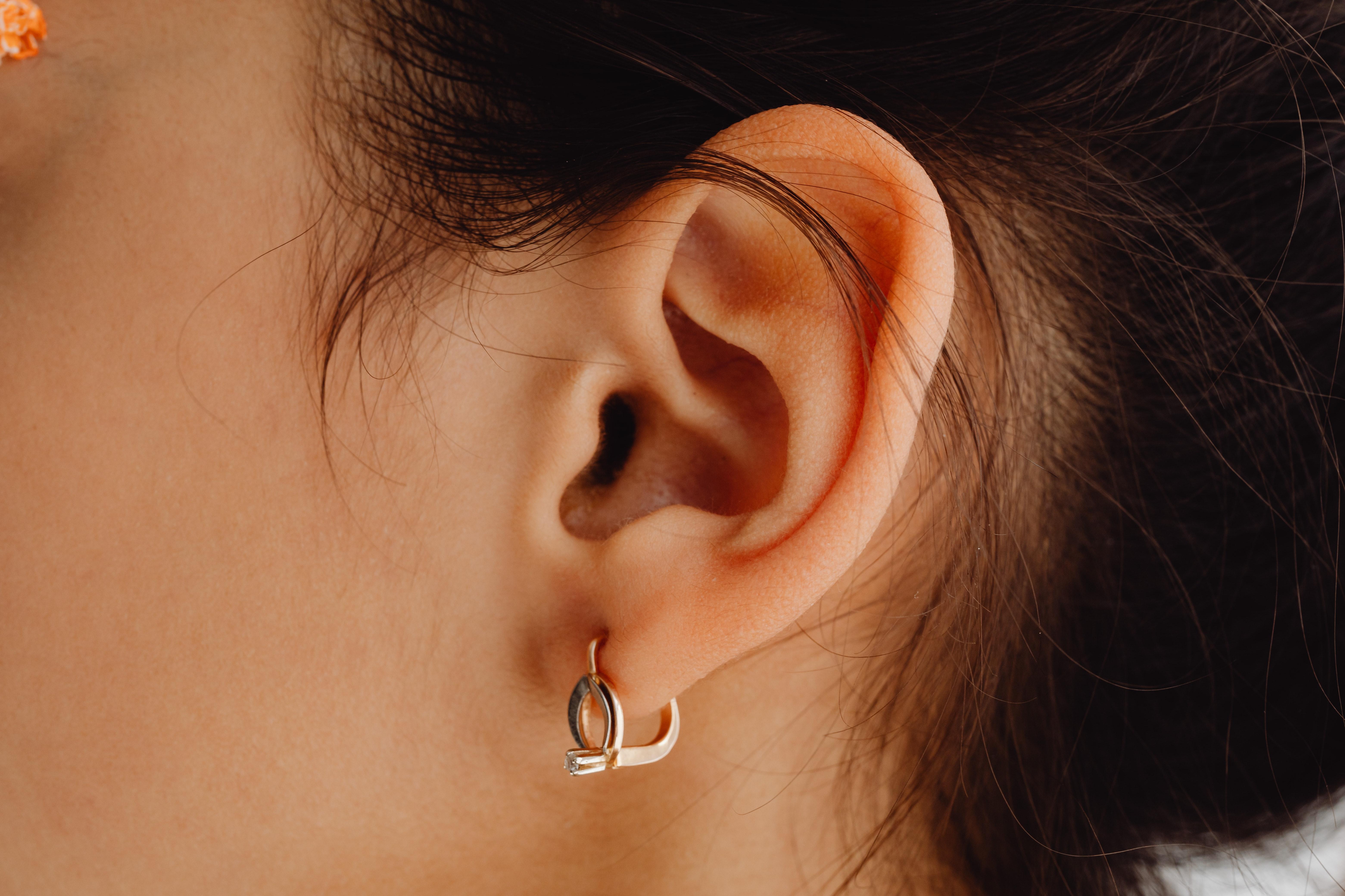 Do magnetic earrings fall off easily? 