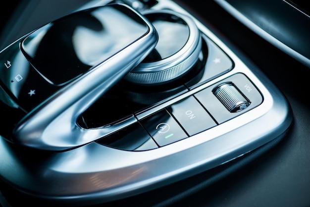 Does a 2006 Hyundai Sonata have an aux? 