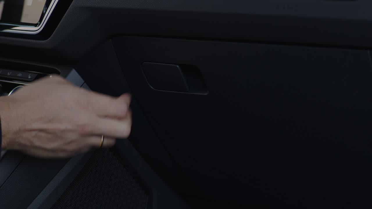 Does a 2008 Dodge Ram 1500 Big Horn have a cabin air filter? 