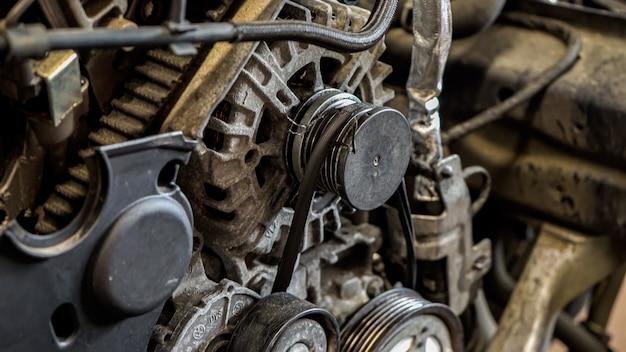 Does a John Deere lawn tractor have an alternator? 