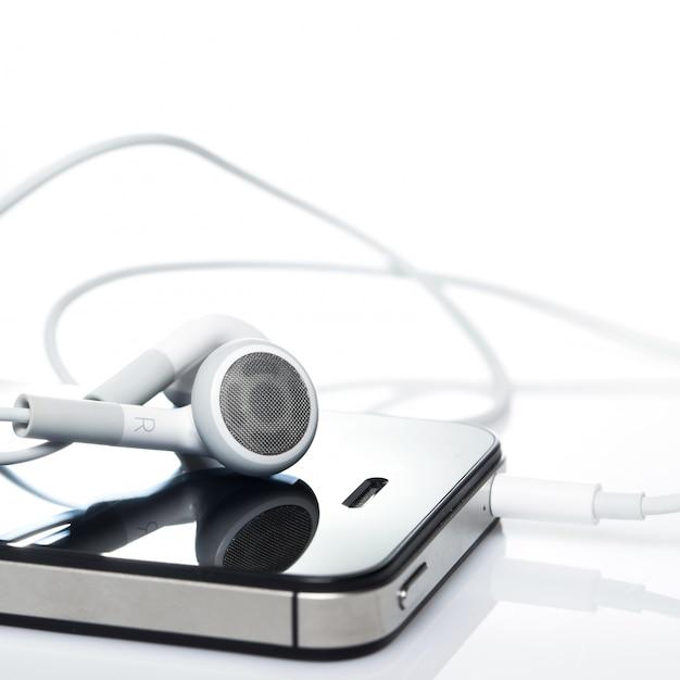 Does iPhone 4 have a headphone jack? 