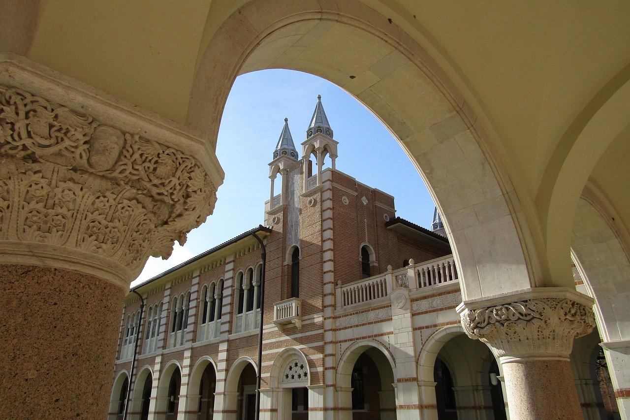 Does Rice University require essays? 