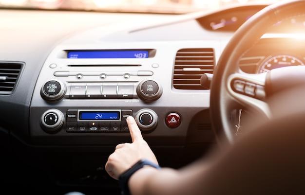 Does the 2008 Pontiac Grand Prix have an AUX input? 
