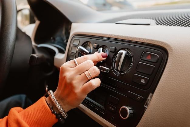 Does the 2008 Pontiac Grand Prix have an AUX input? 