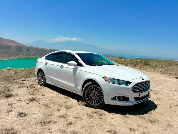Does the 2014 Ford Fusion SE have a backup camera? 
