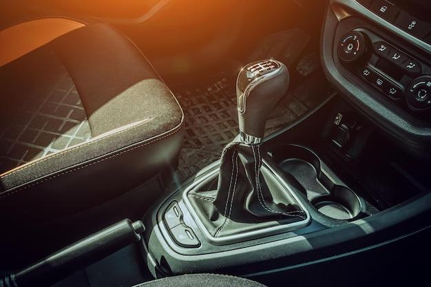 Does the gear shift light up on a 2019 Ford Explorer? 