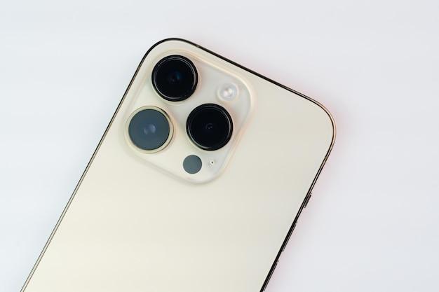 Does the iPhone 3GS have front camera? 