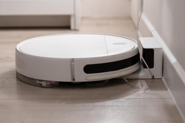 Does Roomba light stay on when charging? 
