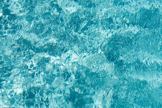 Does water or alcohol have a higher surface tension? 