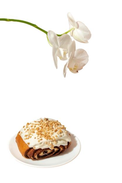 Does banana cake with cream cheese frosting need to be refrigerated? 