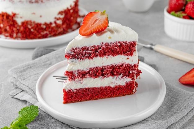 Does banana cake with cream cheese frosting need to be refrigerated? 