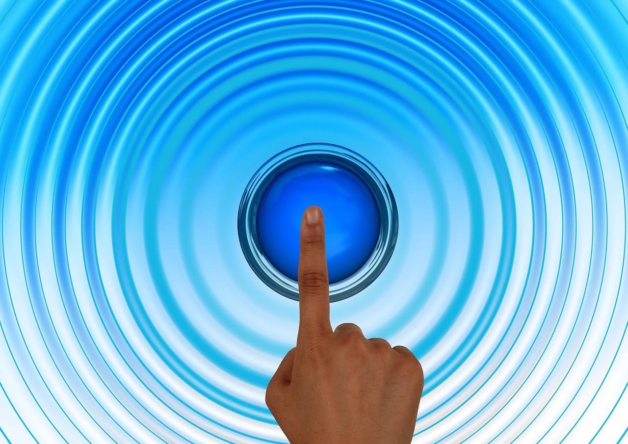 What is difference between formal and informal email? 