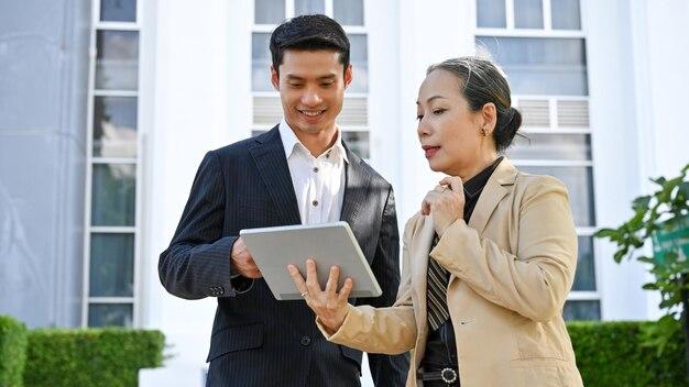 What is formal and informal report? 