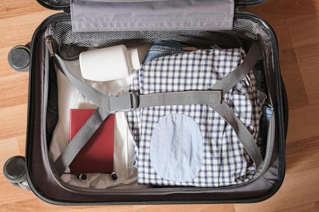 What items can be carried in hand luggage in India? 