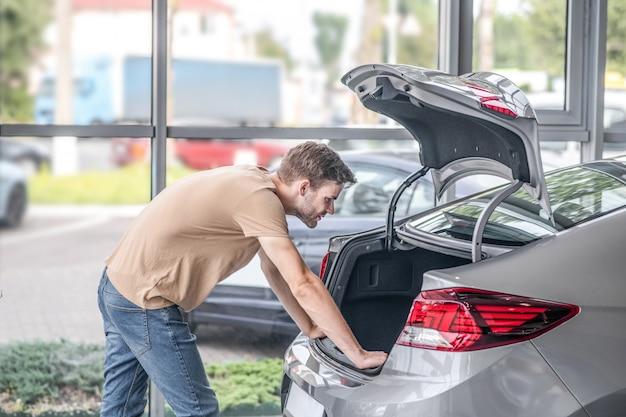 How big is the trunk of a Hyundai Elantra? 