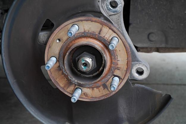 How does Ford auto locking hubs work? 