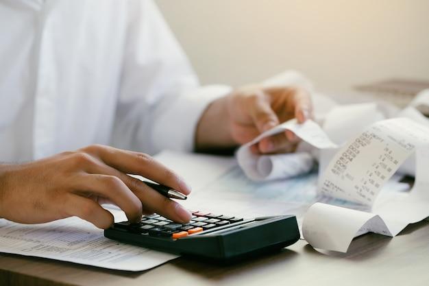 How do you calculate opening and closing balance? 