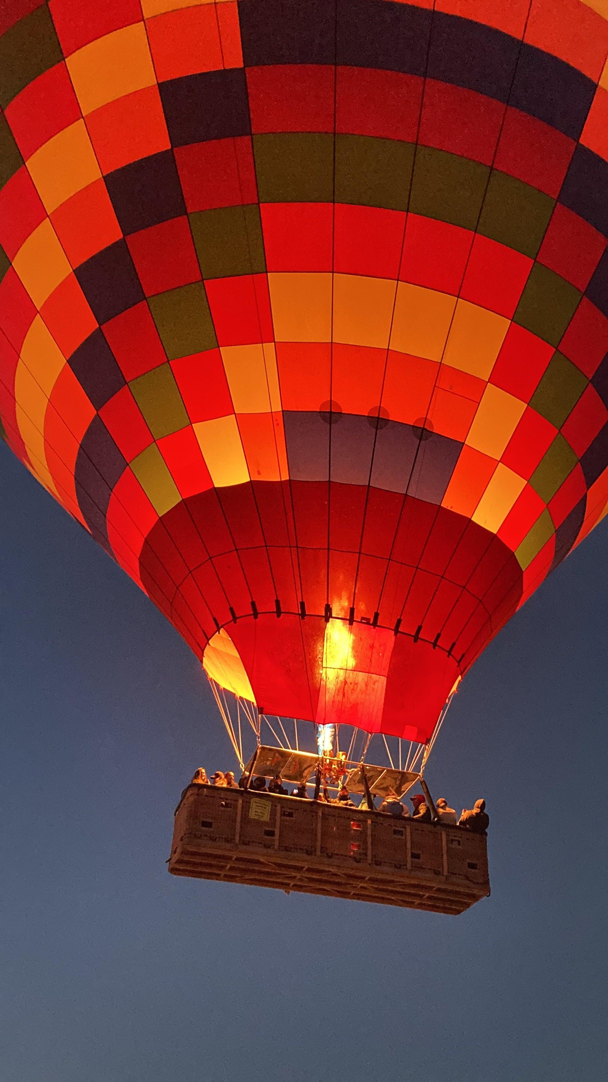How does a balloon change its shape? 