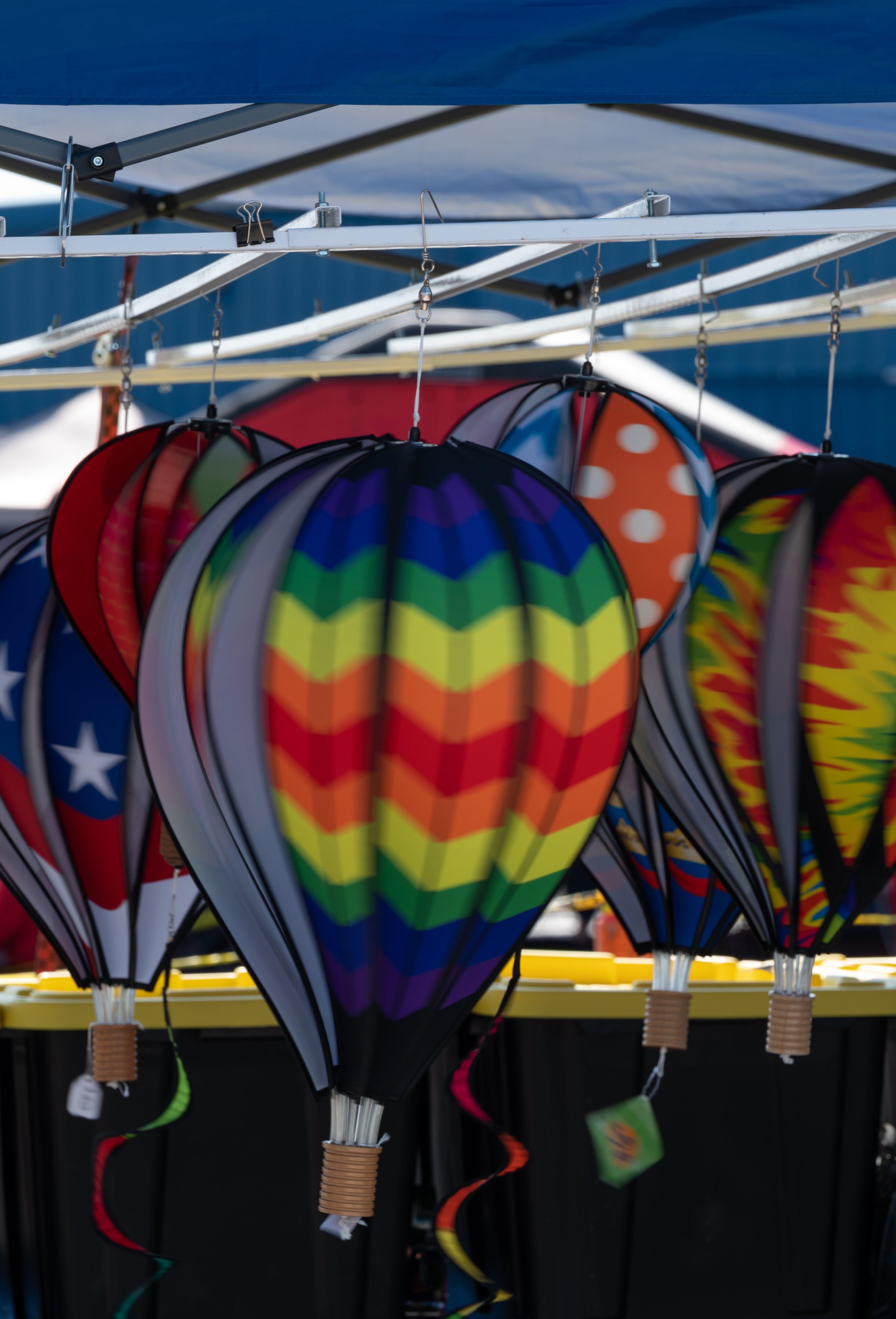 How does a balloon change its shape? 