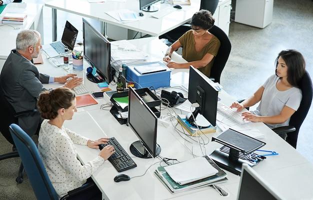 How does a temp agency work? 