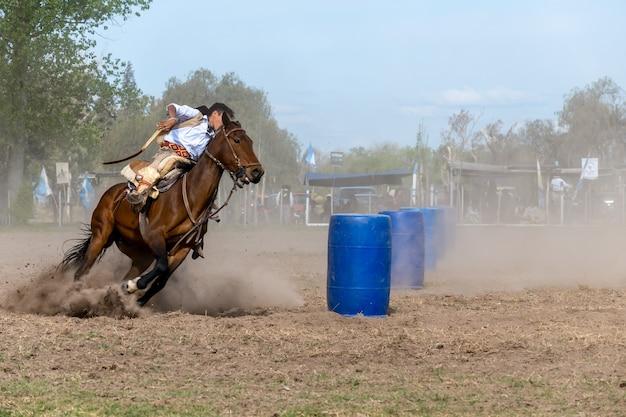 How does barrel racing work? 